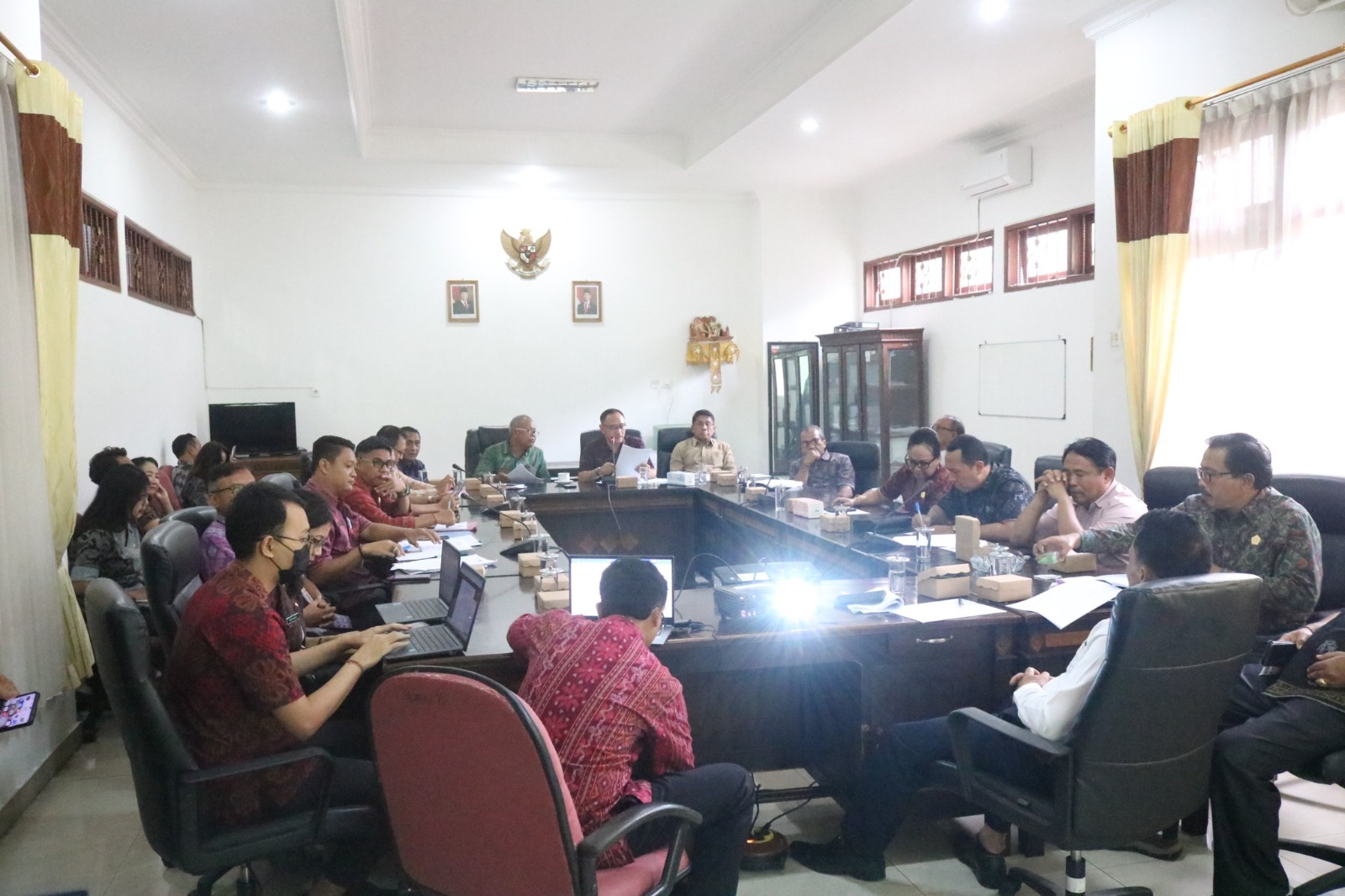 BAHAS KEMISKINAN: Suasana rapat DPRD Buleleng membahas Ranperda Penanggulangan Kemiskinan.