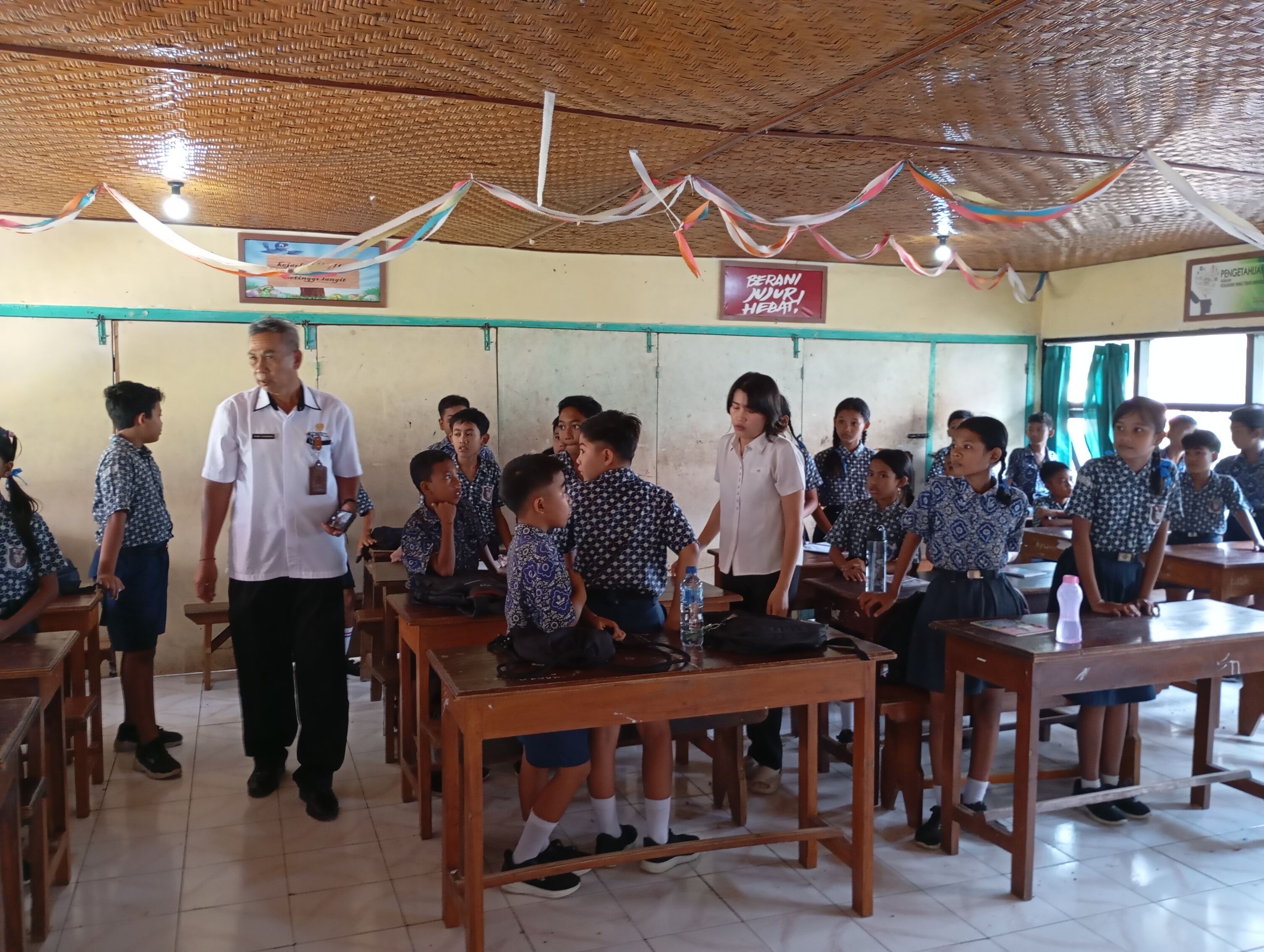 PINJAM SEKOLAH: Siswa SDN 5 Kubutambahan yang kini menumpang belajar di SDN 2 Kubutambahan. Siswa terpaksa menumpang belajar karena sekolah mereka disegel.