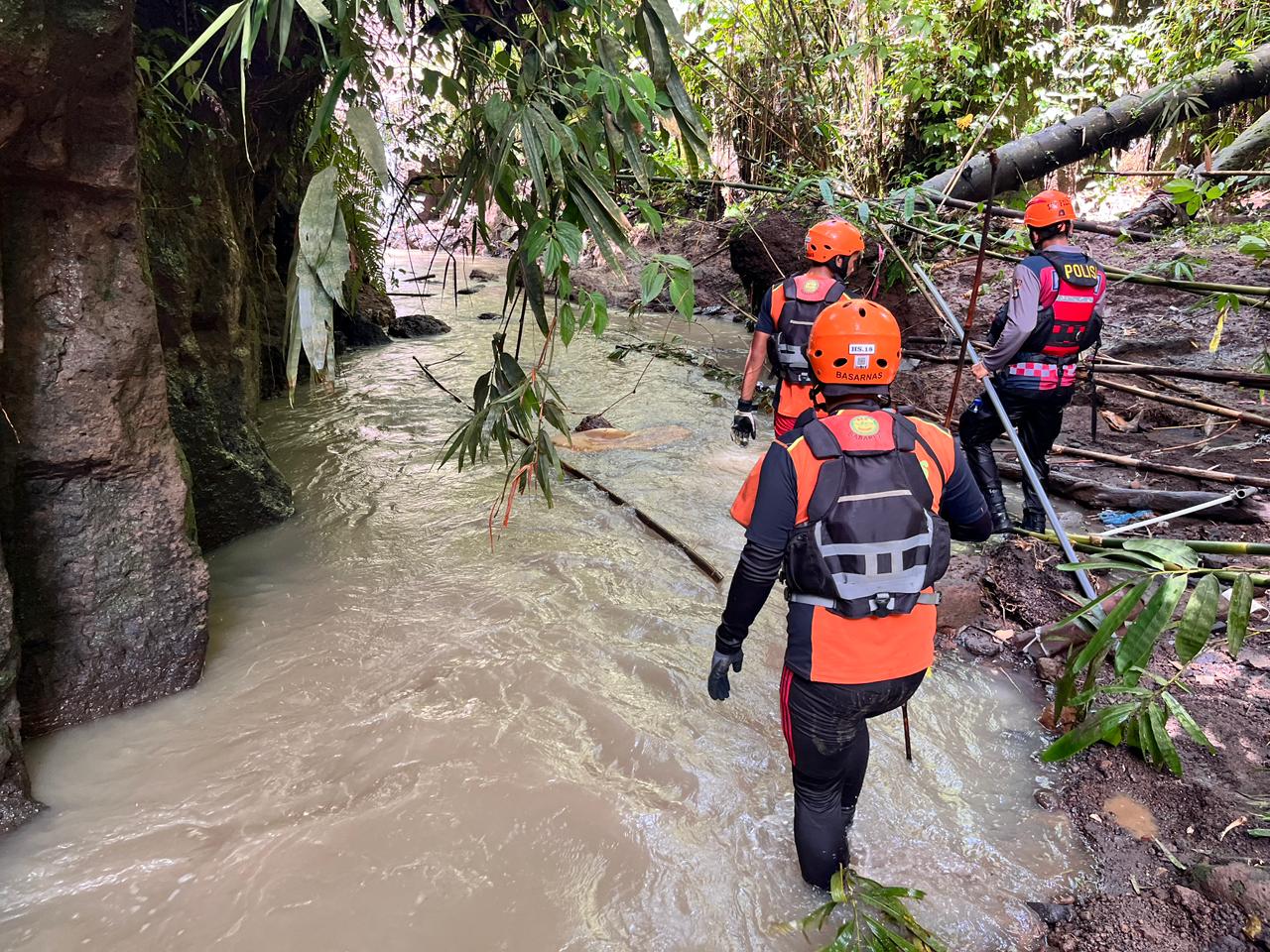 PENCARIAN: Tim SAR melakukan penyisiran di aliran sungai Subak Jemanik, Tabanan, Bali.
