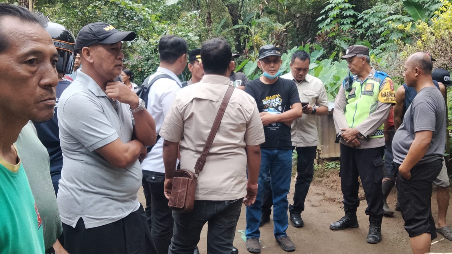 GALI KETERANGAN: Warga dan aparat kepolisian di rumah duka warga Desa Gitgit yang ditemukan meninggal di dasar jurang.