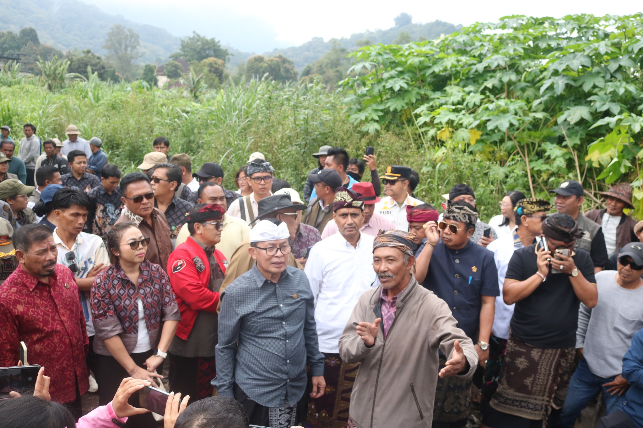 DITUNGGU WARGA: Pansus TRAP DPRD Bali saat melakukan sidak ke Desa Pancasari. Warga belum puas, karena sidak tersebut belum membuahkan solusi.