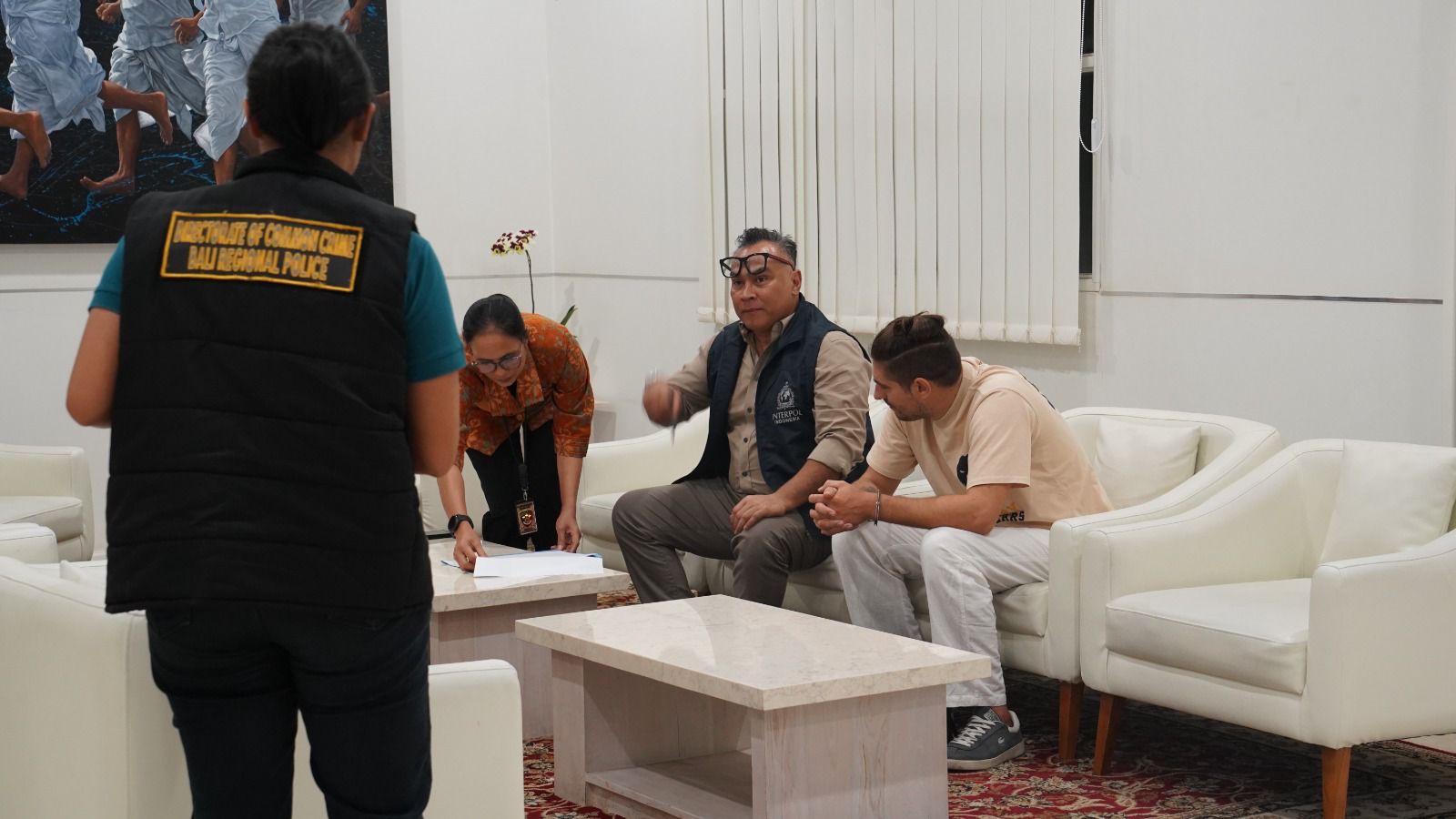 DEPORTASI: Proses deportasi terhadap Zuleam Costinel Cosmin buronan Interpol asal Rumania melalui Bandara Ngurah Rai.