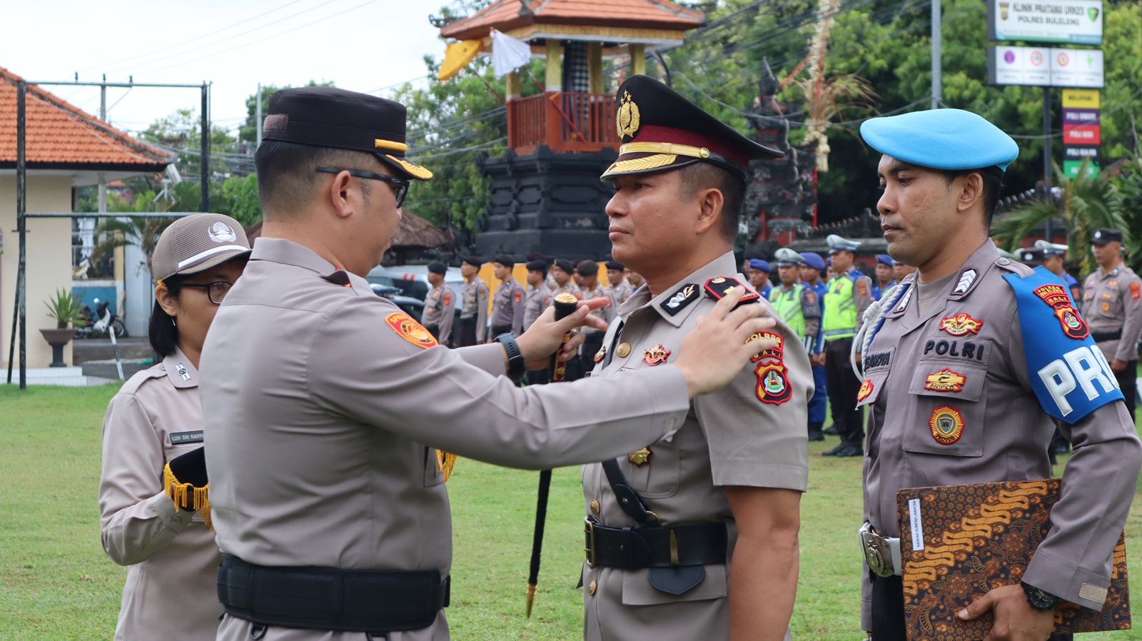 SERTIJAB: Kapolres Buleleng, AKBP Ruzi Gusman (kiri) memimpin proses sertijab Wakapolres Buleleng yang kini diisi Kompol Putu Sunarcaya.