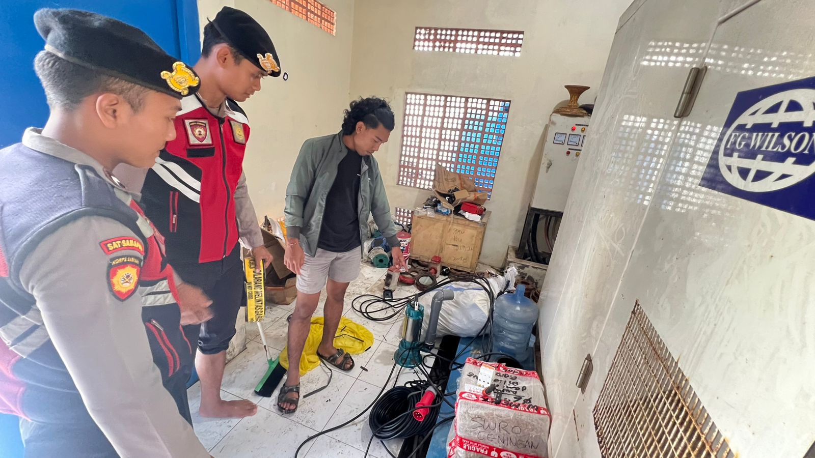 CEK TKP: Aparat kepolisian Polsek Nusa Penida mengecek lokasi teknisi SWRO tersengat listrik.