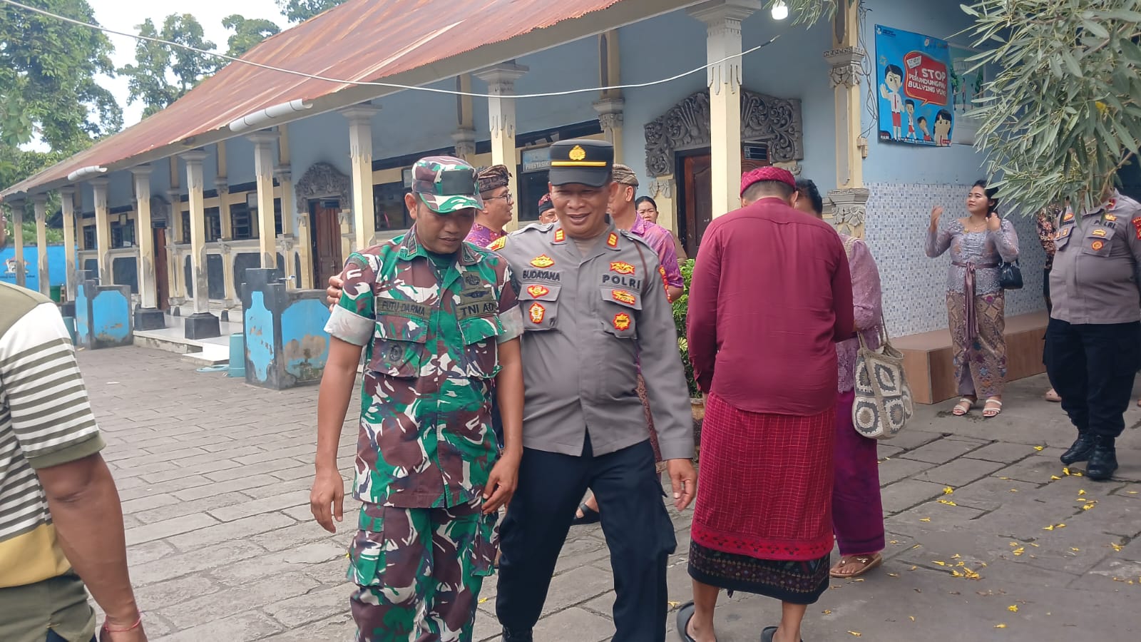 TERBUKA LAGI: Aktivitas di SDN 5 Kubutambahan setelah gembok segel dibuka ahli waris.