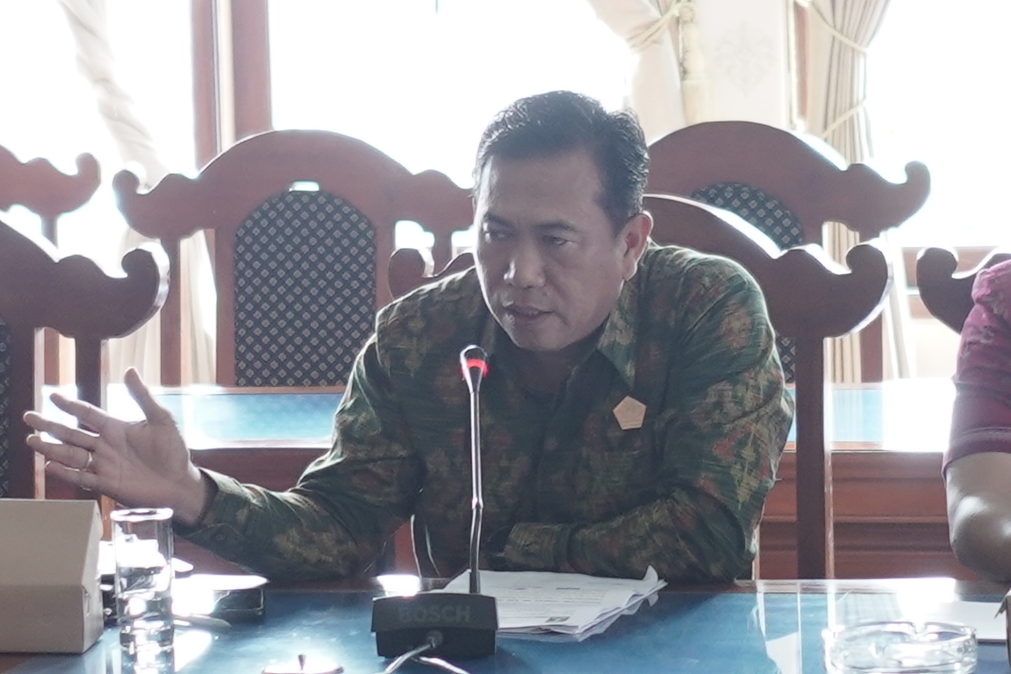 DANA TALANGAN: Anggota Komisi IV DPRD Buleleng, Nyoman Dhukajaya mendorong pemerintah menyiapkan dana talangan untuk pelayanan kesehatan warga miskin.