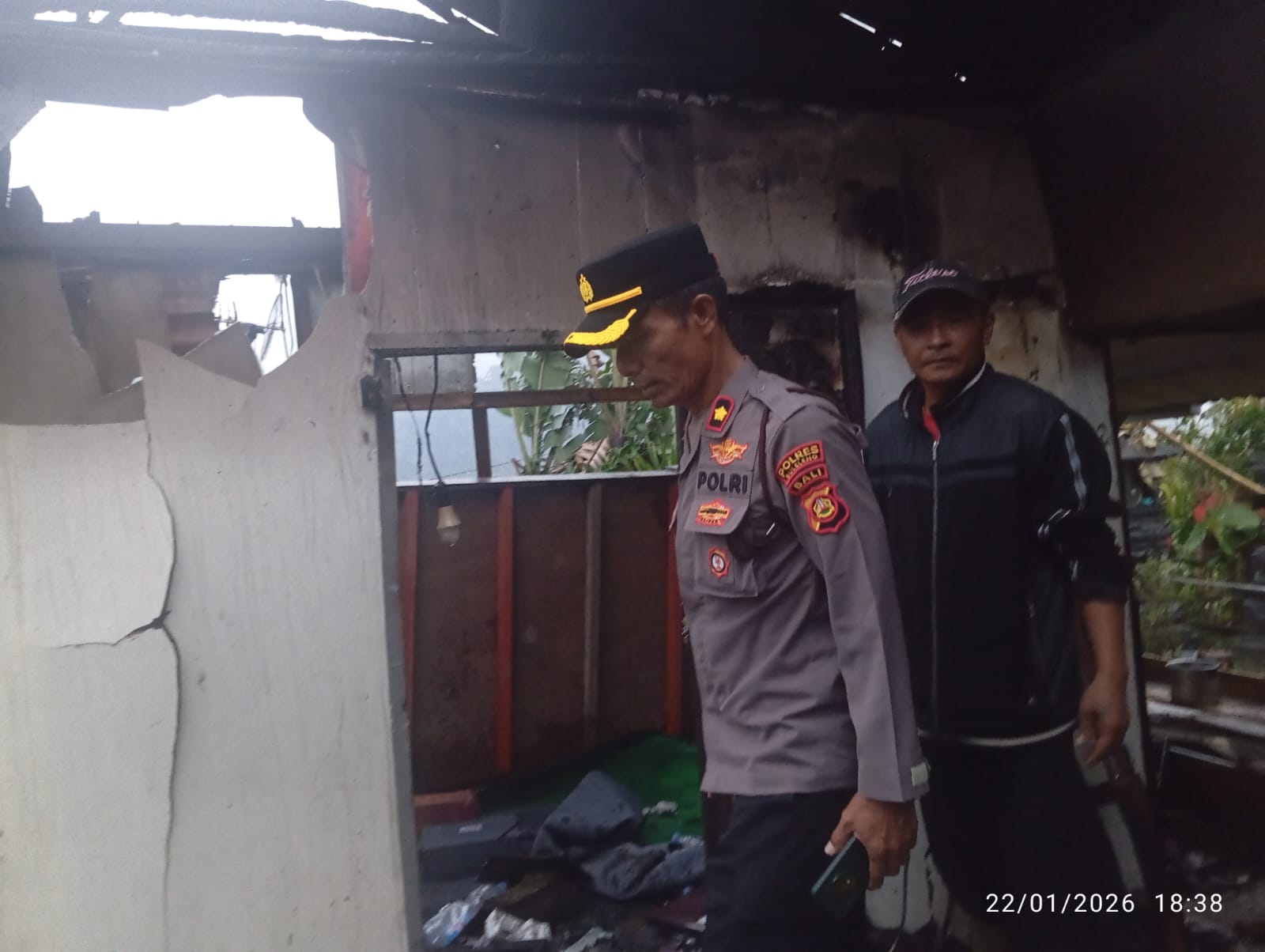TERBAKAR: Polisi mendatangi lokasi rumah yang terbakar di Desa Pancasari, Kabupaten Buleleng, Bali.
