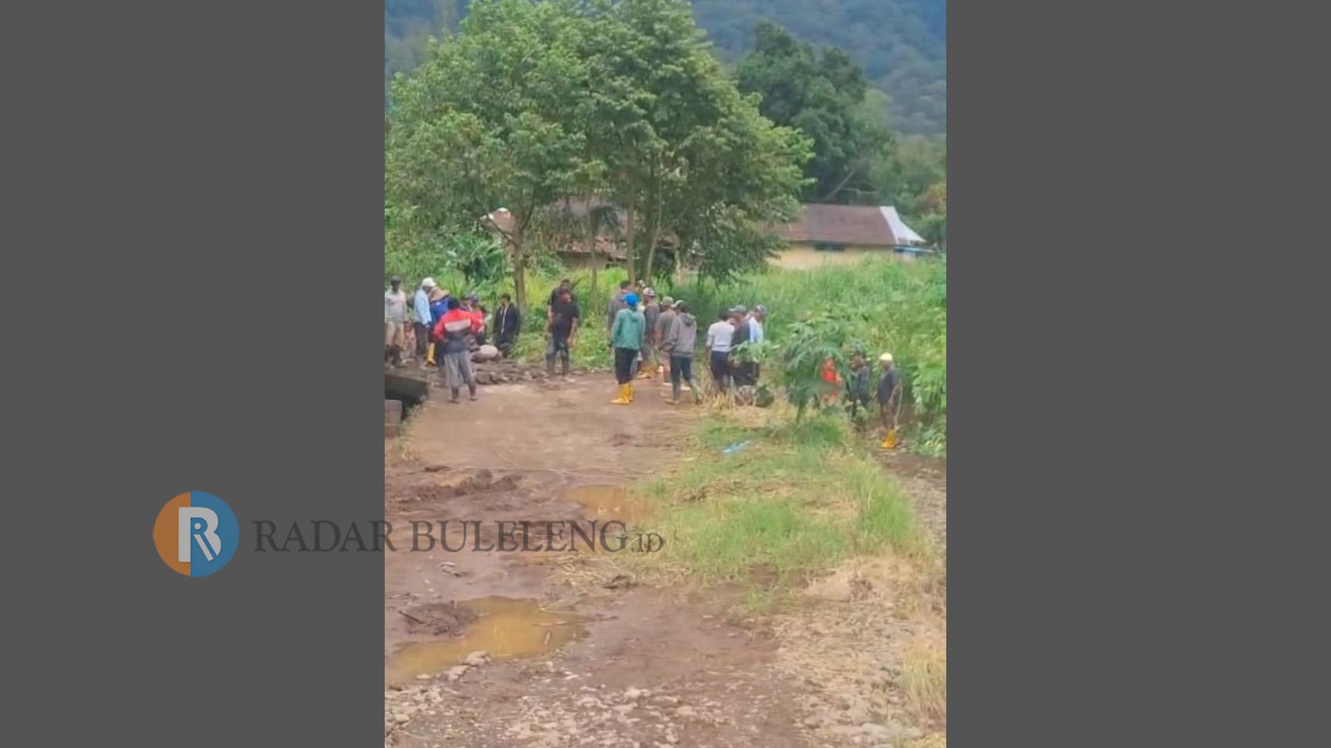 BONGKAR: Warga di Desa Pancasari membongkar saluran air yang dibuat secara swadaya pada tahun 2023 lalu. Penyebabnya saluran itu dipermasalahkan oleh salah satu investor.