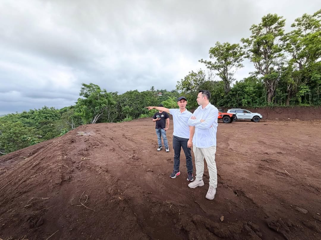 CEK LAHAN: Raffi Ahmad dan pengusaha I Gusti Ngurah Anom alias Cok Krisna mengecek lahan  di Desa Dencarik, Kabupaten Buleleng, Bali, yang akan dikembangkan jadi Kampung UMKM.