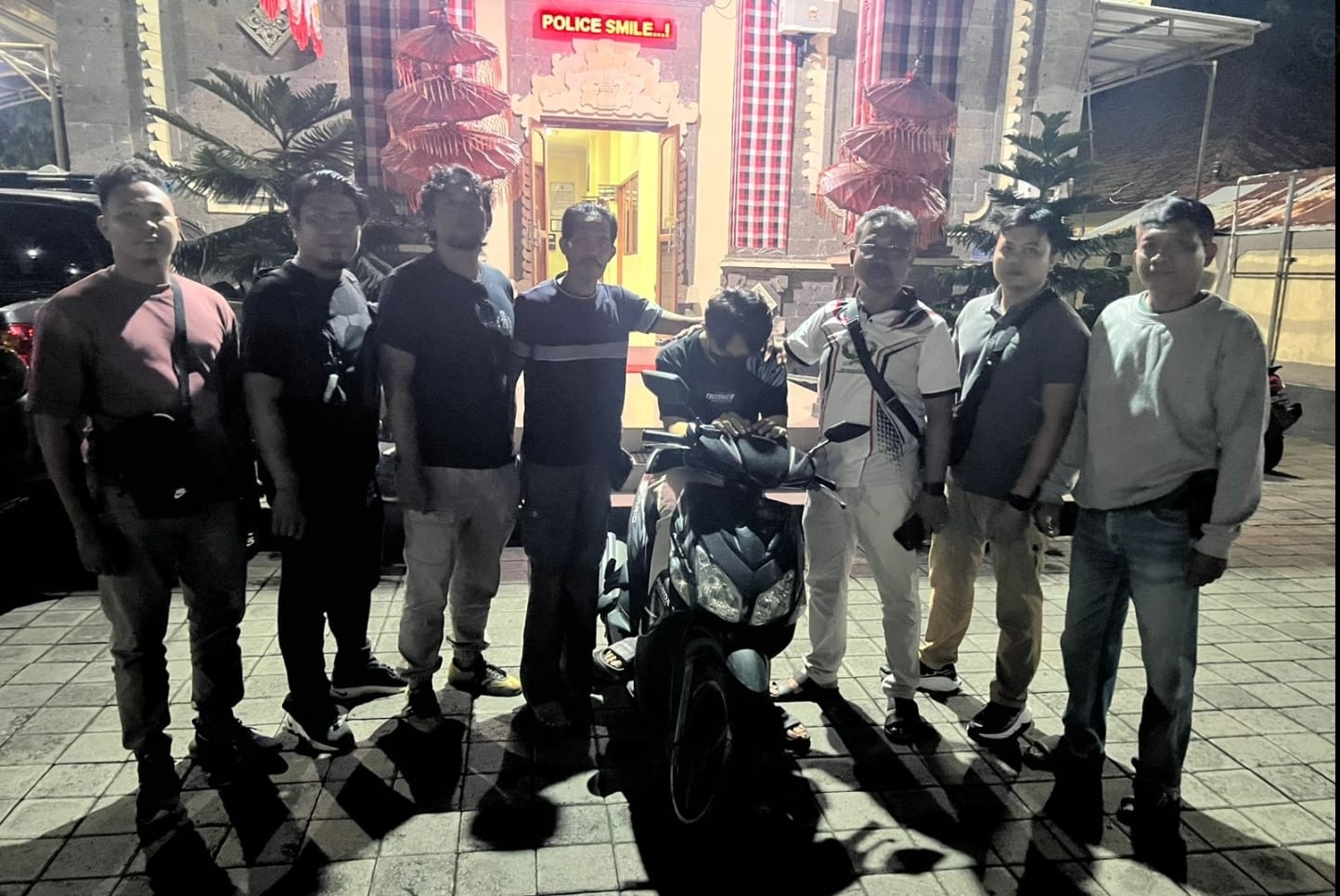 TERTANGKAP BASAH: I Putu MP alias Cuplis (menunduk) tertangkap polisi gara-gara membobol ruko demi memiliki iPhone.