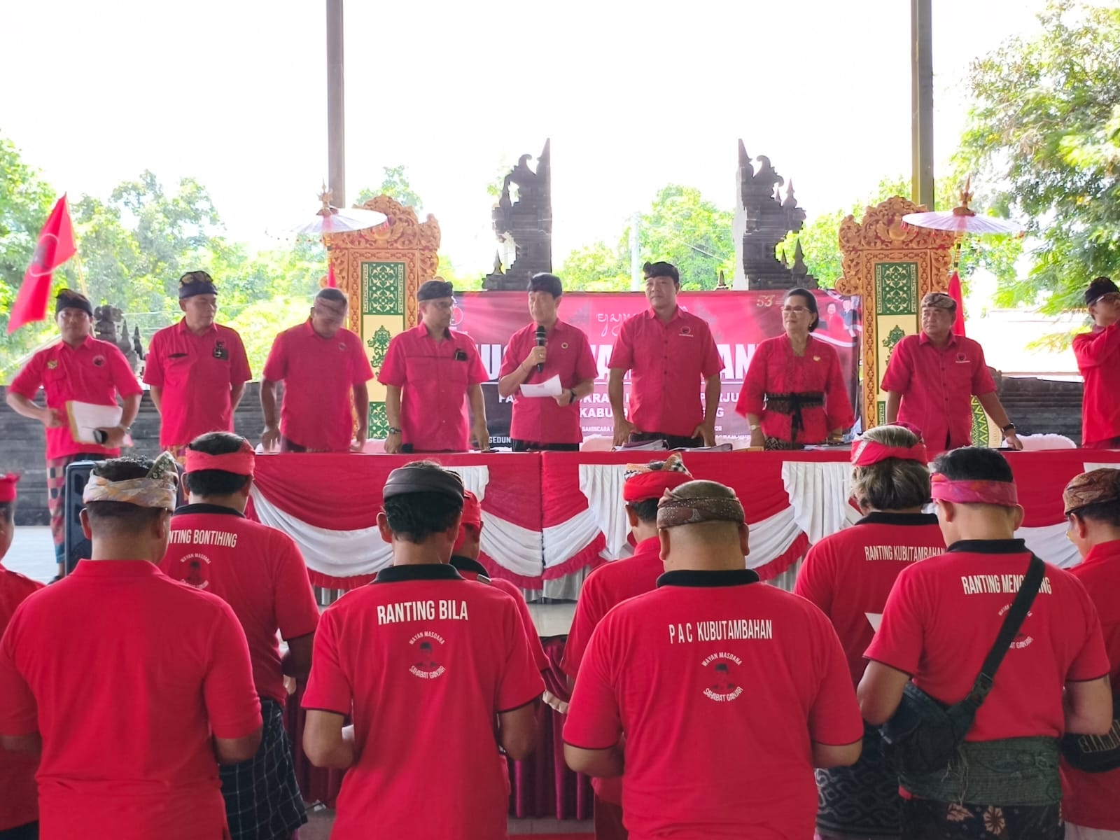 KONSOLIDASI: Suasana konsolidasi struktur ranting PDI Perjuangan di Lapangan Besi Mejajar, Desa Kubutambahan.