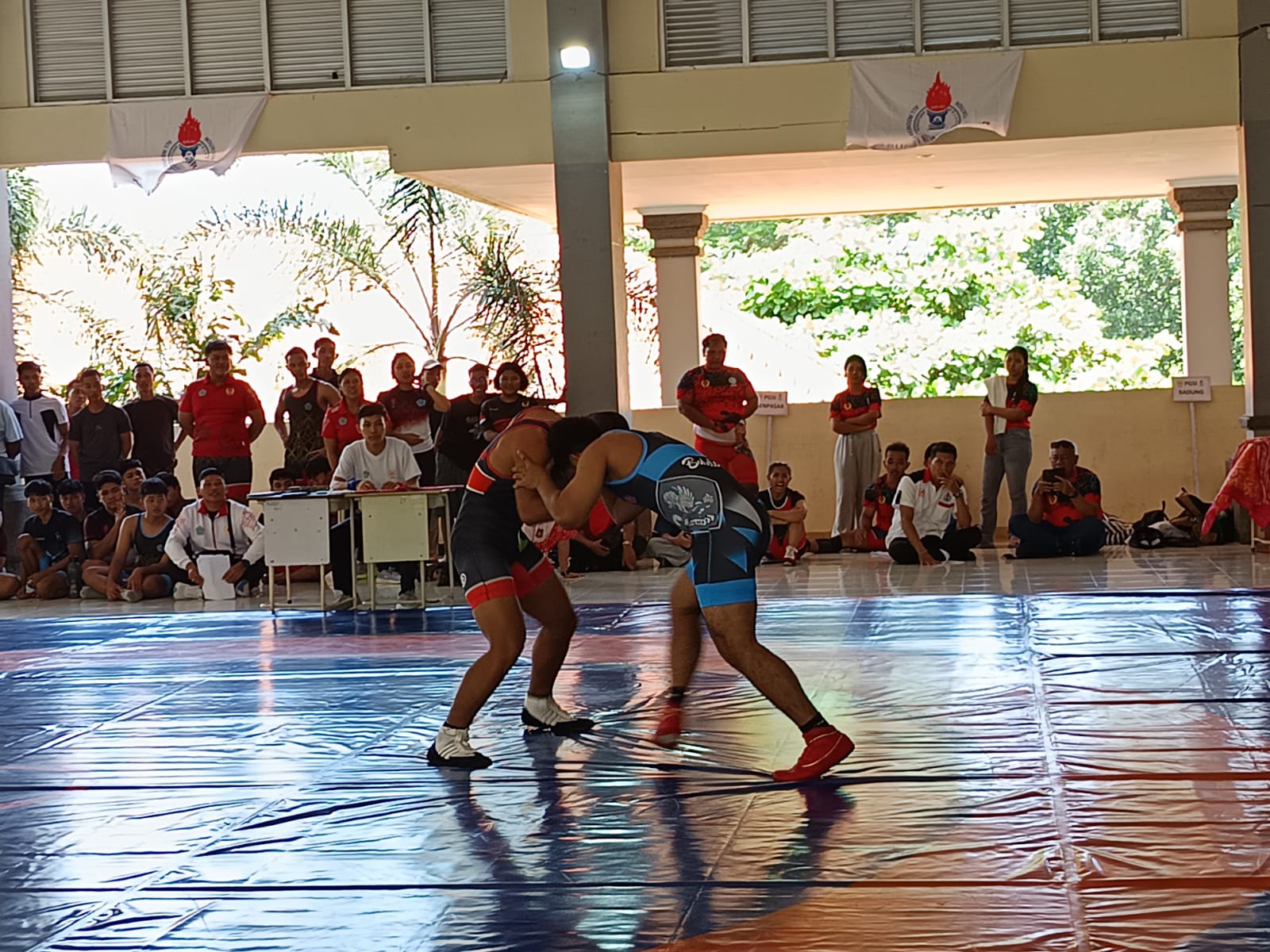 GULAT: Atlet yang bertanding dalam kejuaraan gulat Buleleng Wrestling Championship Cup I yang digelar di Aula SMAN Bali Mandara.
