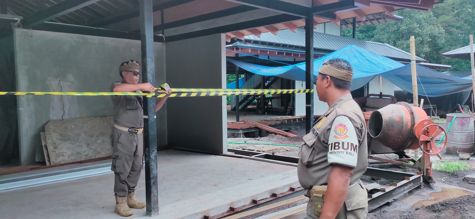 SEGEL: Pol PP Provinsi Bali saat menyegel salah satu bangunan di area Hotel Bali Handara.
