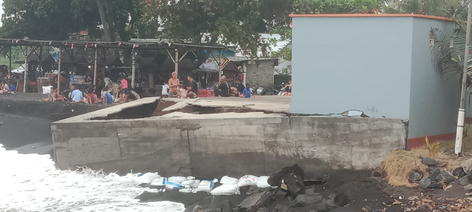 DIGEMPUR OMBAK: Kerusakan panggung seni budaya yang dibangun di pesisir pantai Desa Giri Emas.
