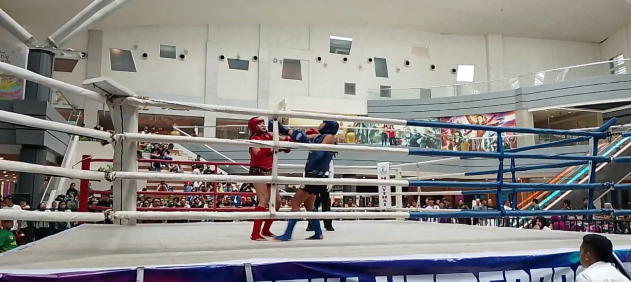 REBUT MEDALI: Atlet Buleleng (biru) saat mengikuti kejuaraan muaythai SLC Super Fight di Surabaya pada 23-25 Januari 2026.