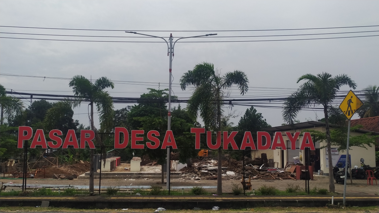 DIBONGKAR: Bangunan Pasar Desa Tukadaya dibongkar agar bisa digunakan untuk gerai Koperasi Desa Merah Putih.
