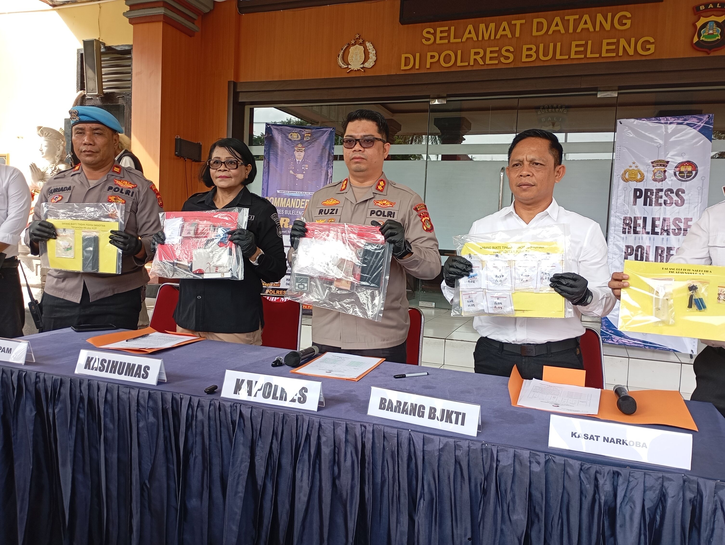 UNGKAP KASUS: Kapolres Buleleng, AKBP Ruzi Gusman (dua dari kanan) menunjukkan barang bukti narkoba.