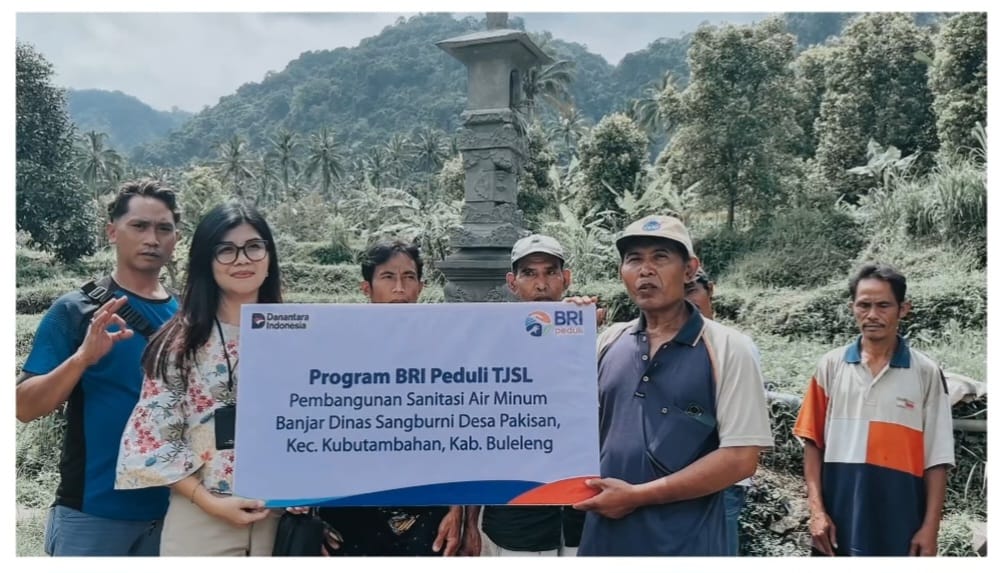BERI BANTUAN: BRI memberikan bantuan pembangunan fasilitas sanitasi air minum kepada warga di Desa Pakisan, Kabupaten Buleleng, Bali.