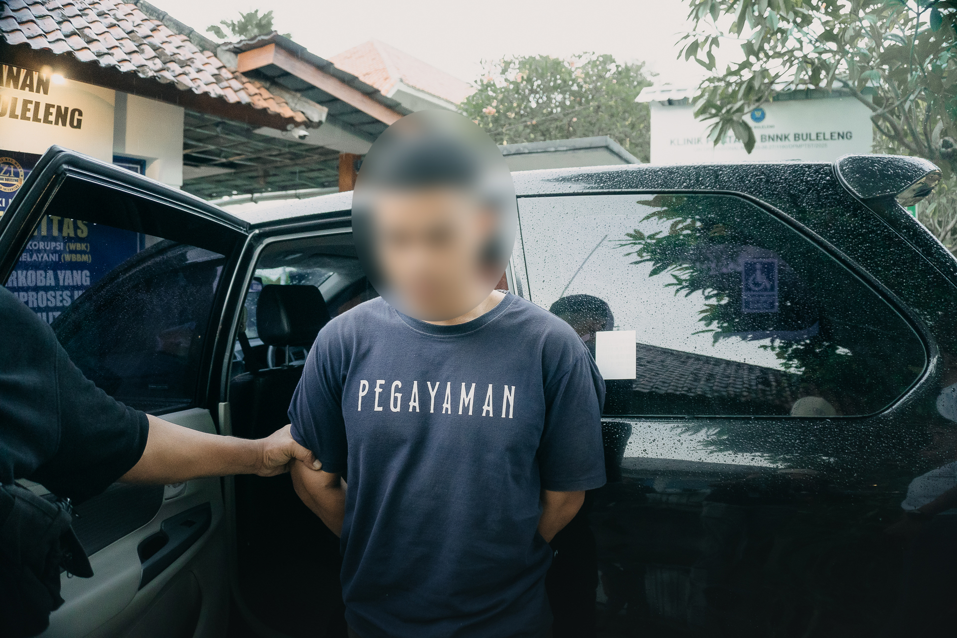 EDARKAN NARKOBA: Pemuda berinisial SP,  25, asal Desa Pegayaman saat dibawa ke BNNK Buleleng. Dia diduga mengedarkan narkoba jenis ganja di Tabanan dan Buleleng.