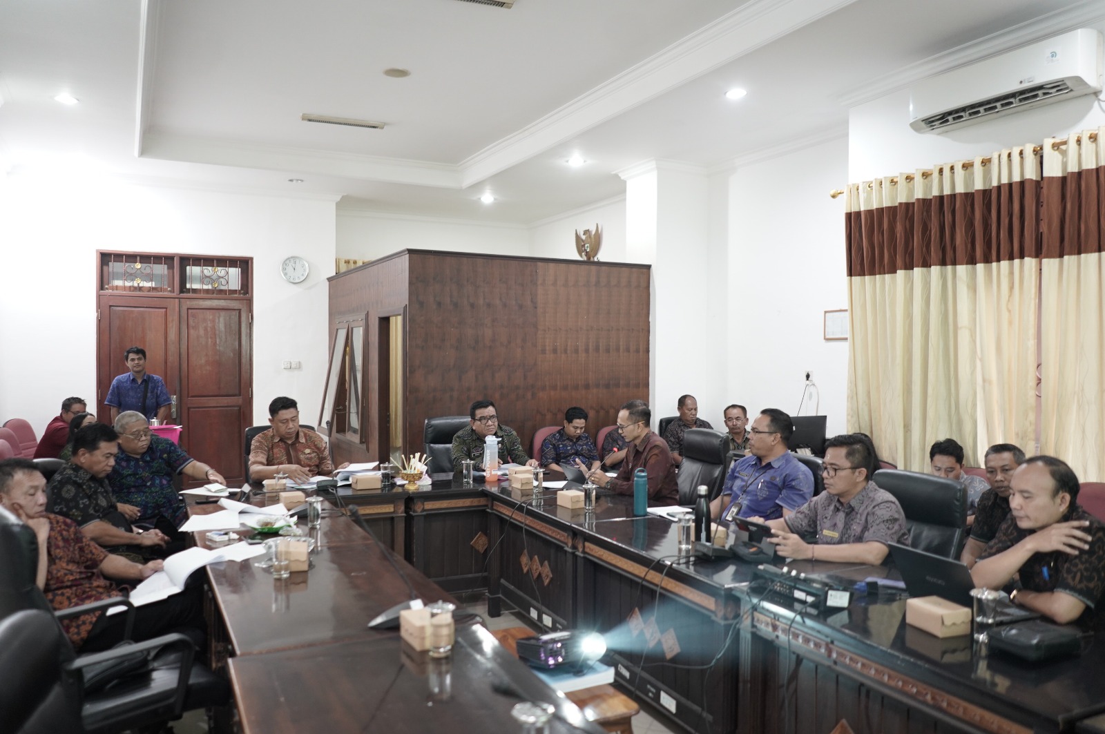 BAHAS RANPERDA: Suasana rapat panitia khusus (pansus) membahas Ranperda Widyalaya.