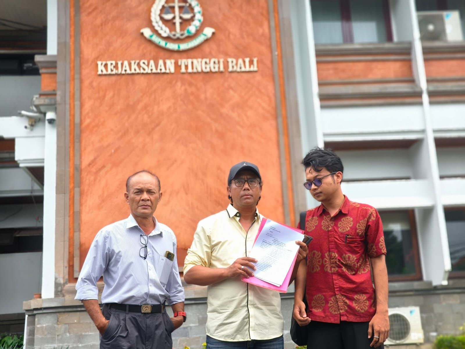 BUAT PENGADUAN: Warga Desa Pancasari, Made Suartana, melayangkan pengaduan kepada Kejati Bali terkait pelanggaran pengelolaan lahan di Desa Pancasari.