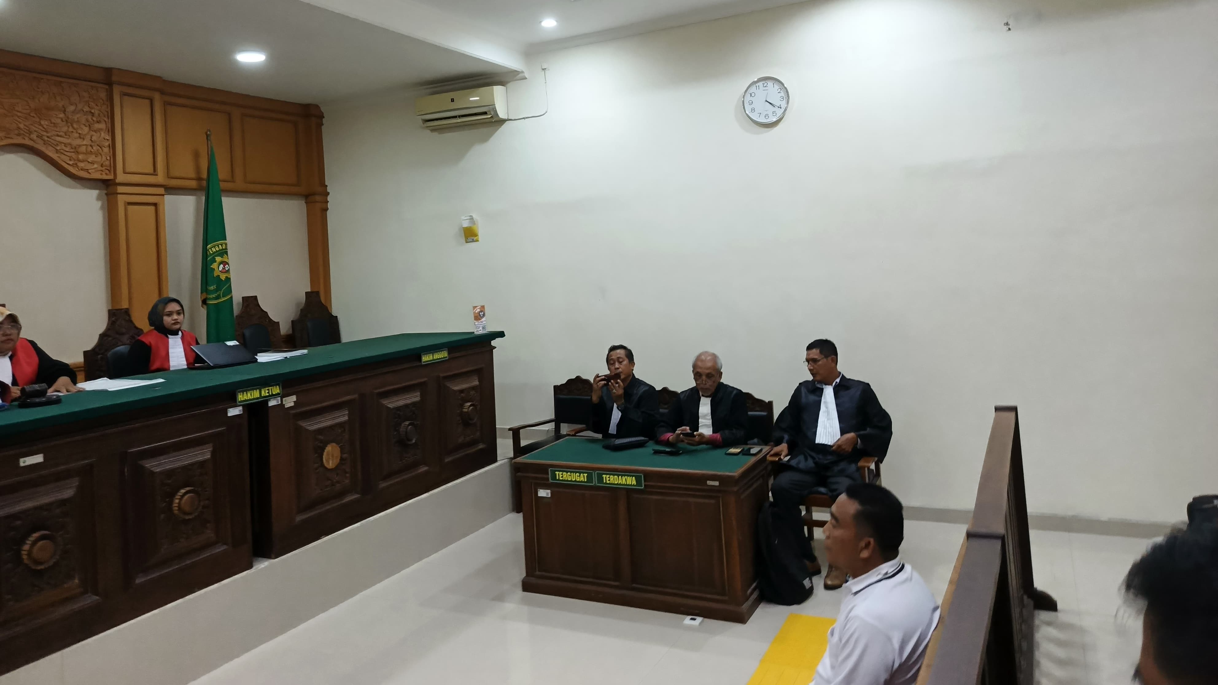 SIDANG: Suasana sidang pelanggaran UU ITE oleh pensiunan tentara di Pengadilan Negeri Negara.
