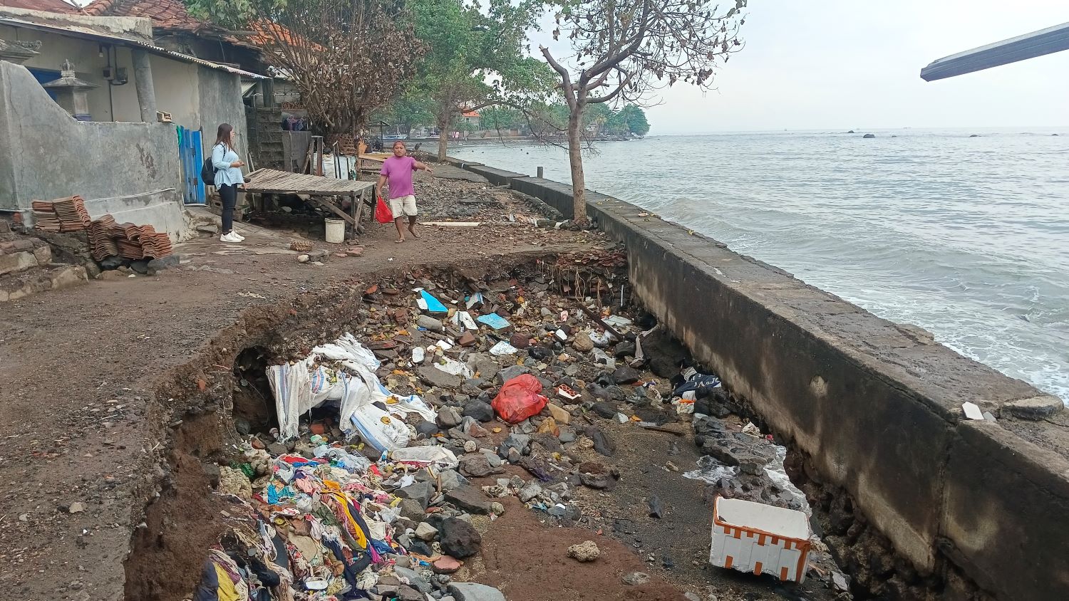 RUSAK PARAH: Kondisi abrasi di pesisir Lingkungan Kayubuntil Barat, Kelurahan Kampung Anyar, Buleleng.