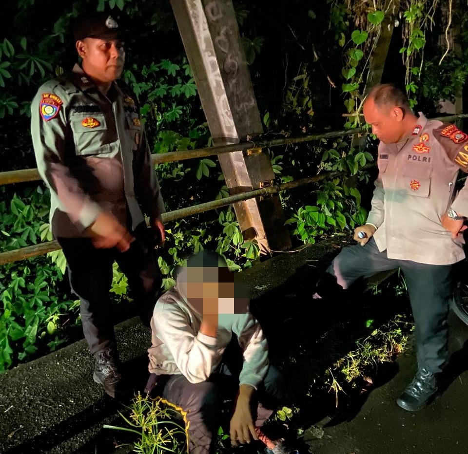 NYARIS ULAH PATI: Polisi menggagalkan upaya ulah pati yang dilakukan oleh seorang pemuda.