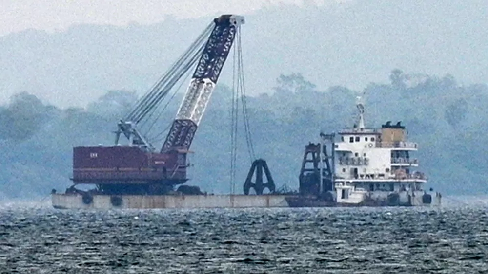 PETAKAN LOKASI: Kapal crane yang beroperasi di Selat Bali. Kapal itu hendak mengangkat bangkai KMP Tunu Pratama Jaya yang tenggelam di Selat Bali pada Juli 2025 lalu.