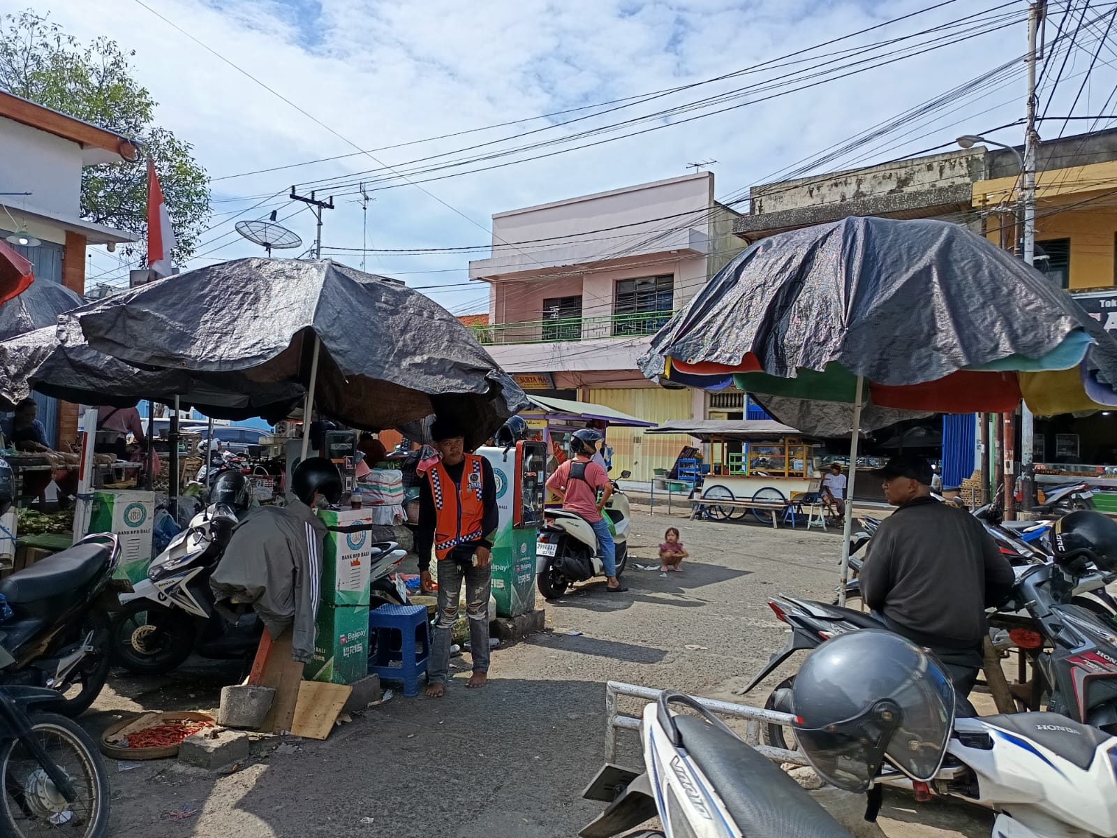 RUSAK: Palang pintu parkir di kawasan Pasar Anyar Singaraja, khususnya di Jalan Durian.