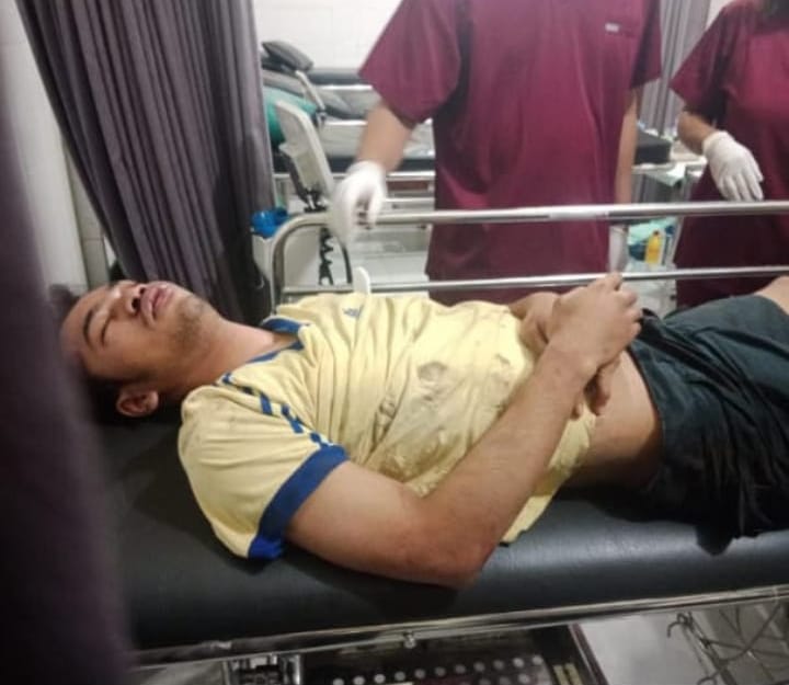 KELENGER: Moch Azril Akbar Saputra, 20, warga asal Surabaya, Jawa Timur, babak belur usai diamuk massa karena mencuri sepeda motor warga.