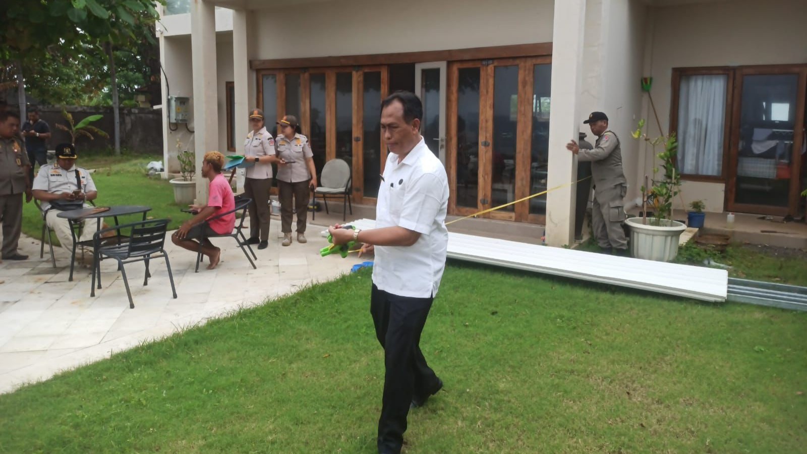 CEK LOKASI: Personel Pol PP Buleleng mendatangi sejumlah villa yang ada di pesisir Pantai Bungkulan. Pol PP mengecek indikasi adanya pelanggaran sempadan pantai.