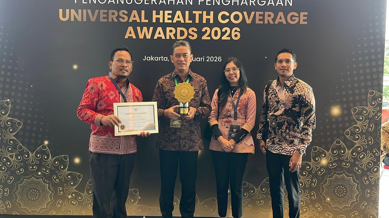 RAIH PENGHARGAAN: Wakil Bupati Buleleng, Gede Supriatna (dua dari kiri), meraih penghargaan Universal Health Coverage (UHC) Awards.