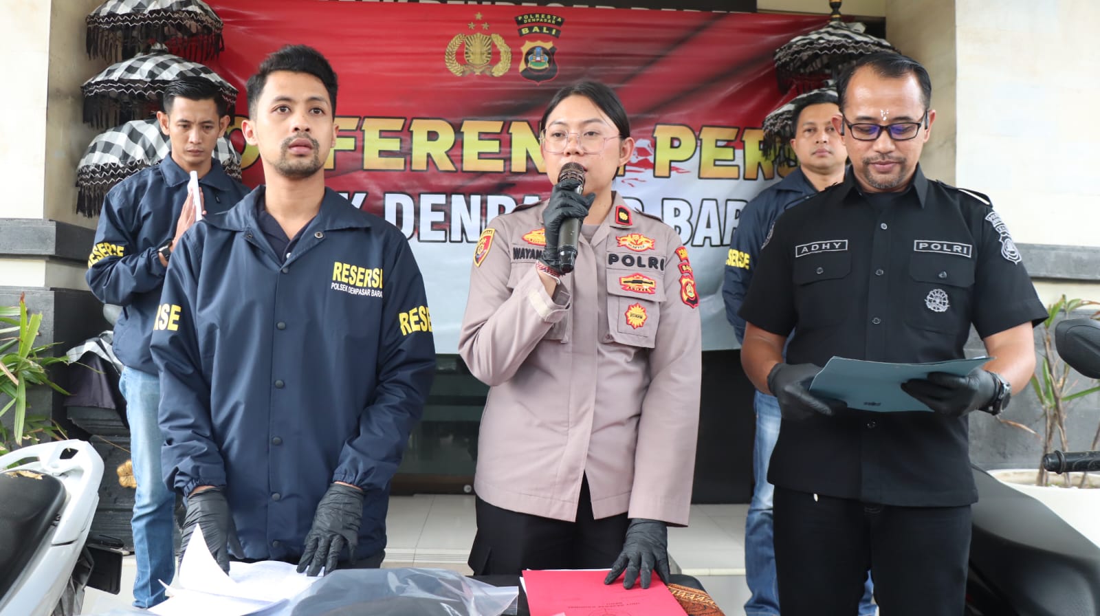 UNGKAP KASUS: Kapolsek Denpasar Barat, Kompol Ni Wayan Adnyani Prabawati (tengah) menjelaskan kasus begal.