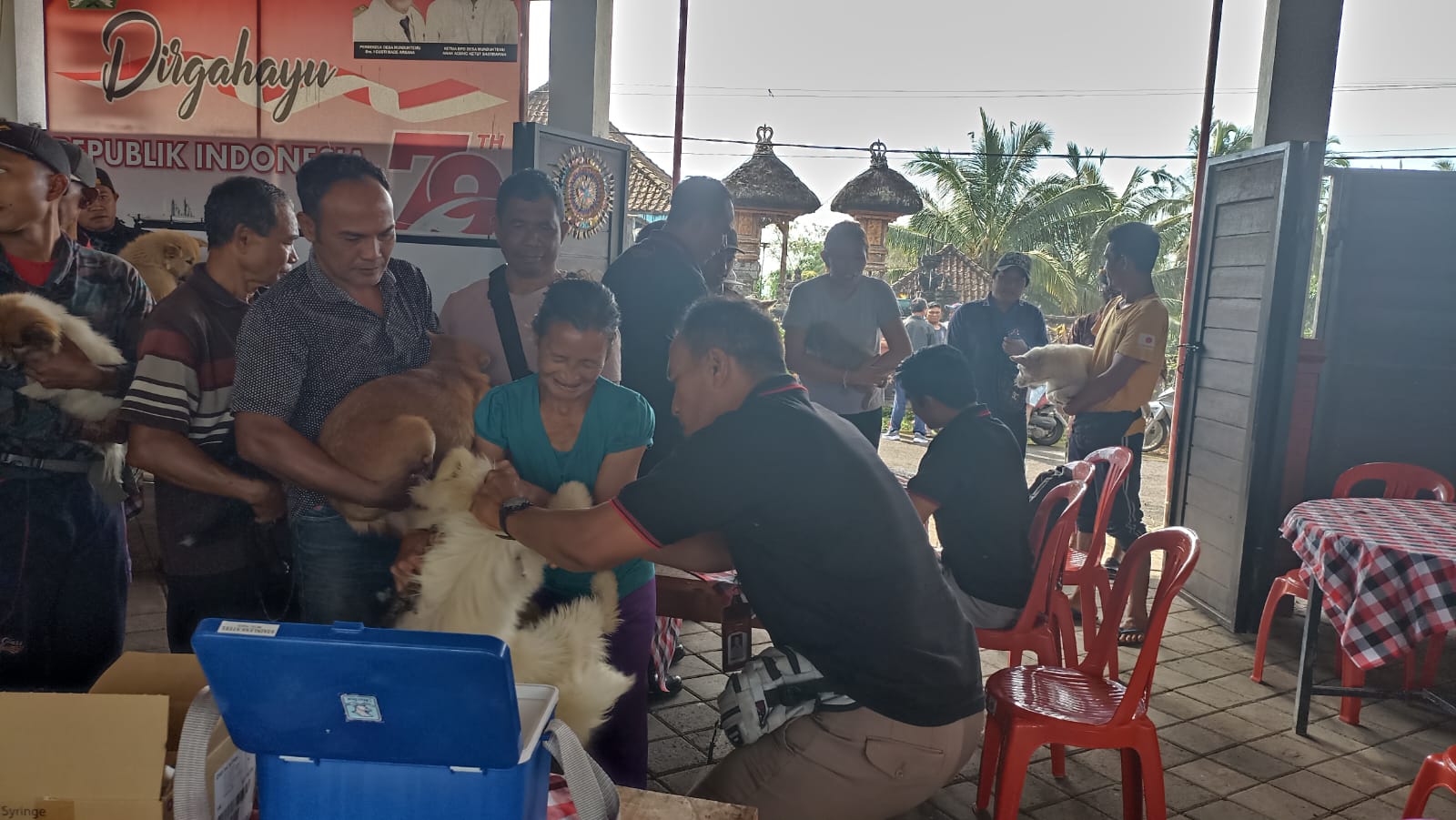 VAKSINASI: Suasana vaksinasi rabies di Desa Munduk Temu, Tabanan.