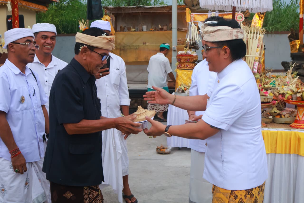 SERAHKAN PUNIA: Wakil Gubernur Bali, Nyoman Giri Prasta (kanan) menyerahkan punia dalam upacara melaspas Pura Mas Pidada, Singaraja.