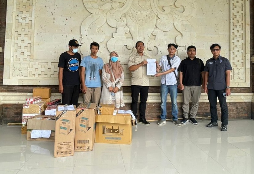 TERTANGKAP BASAH: Aparat kepolisian menangkap sejumlah warga yang terlibat peredaran rokok tanpa cukai. Salah satunya adalah perangkat desa.