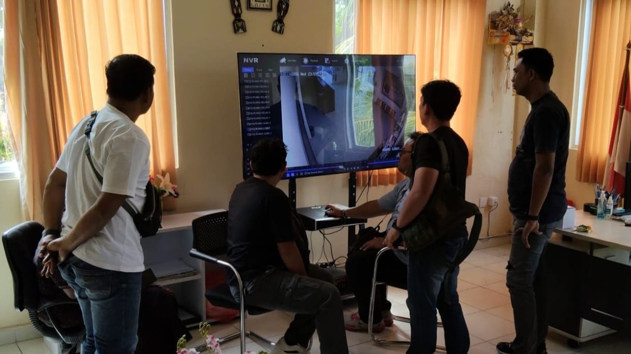 CEK CCTV: Penyidik Satuan Reskrim Polres Buleleng mengecek rekaman CCTV di salah satu SMK yang ada di Buleleng.