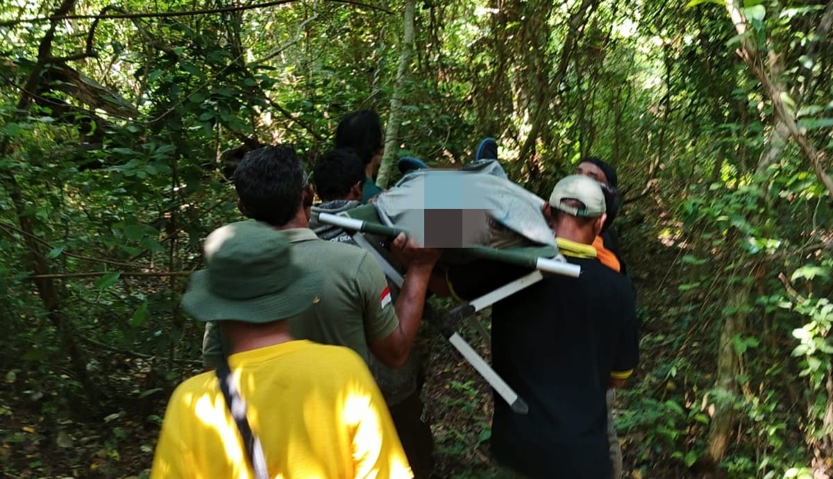 EVAKUASI: Proses evakuasi WNA Amerika Serikat yang meninggal saat trekking di Taman Nasional Bali Barat (TNBB).