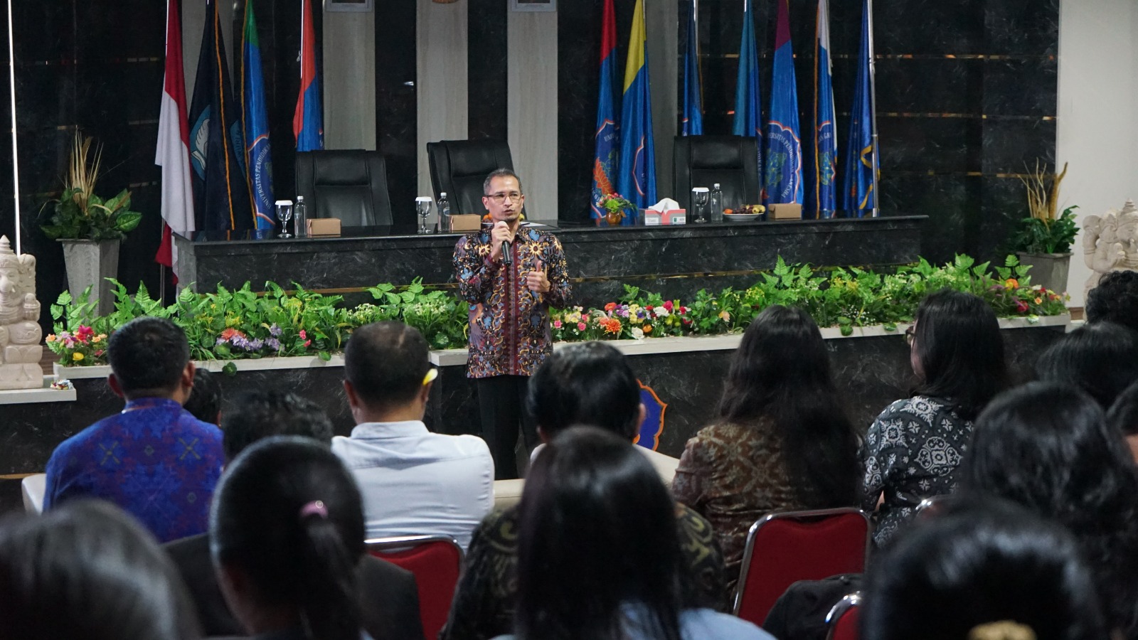 MAHASISWA BERDAMPAK: Direktur Pembelajaran dan Kemahasiswaan (Belmawa) pada Kementerian Pendidikan Tinggi Sains dan Teknologi (Kemendikti Saintek), Beny Bandanadjaja saat berkunjung ke Undiksha.