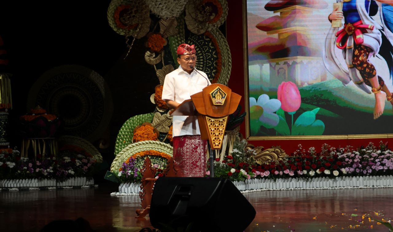 BICARA AKSARA BALI: Gubernur Bali, Wayan Koster dalam pembukaan Bulan Bahasa Bali di Gedung Ksirarnawa Taman Budaya Bali, Minggu (1/2/2026).