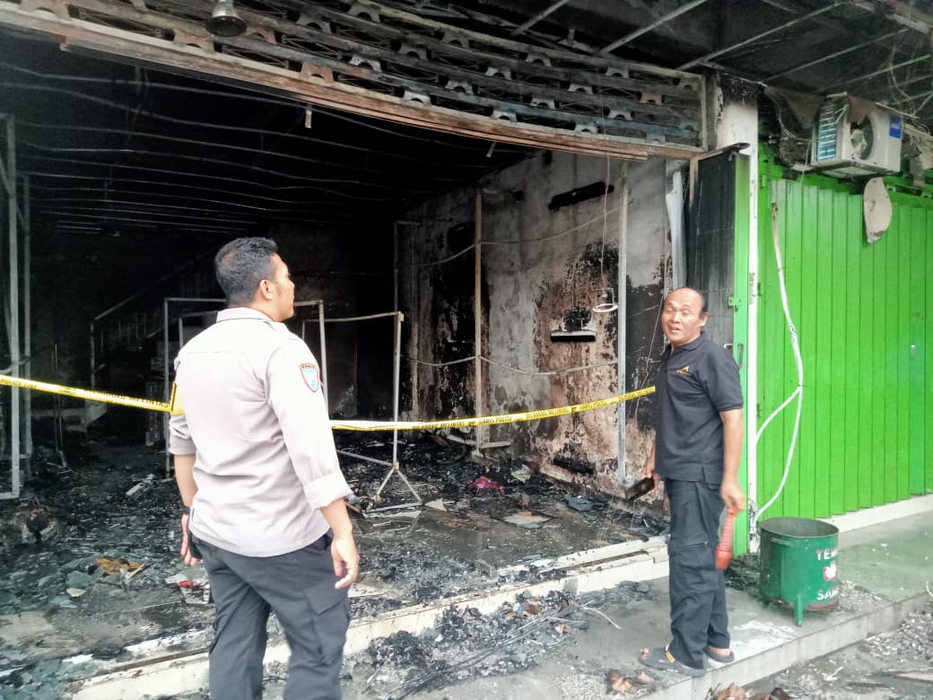 HANGUS: Kebakaran yang terjadi di salah satu toko pakaian yang terletak di Jalan Antasura, Denpasar, Bali.