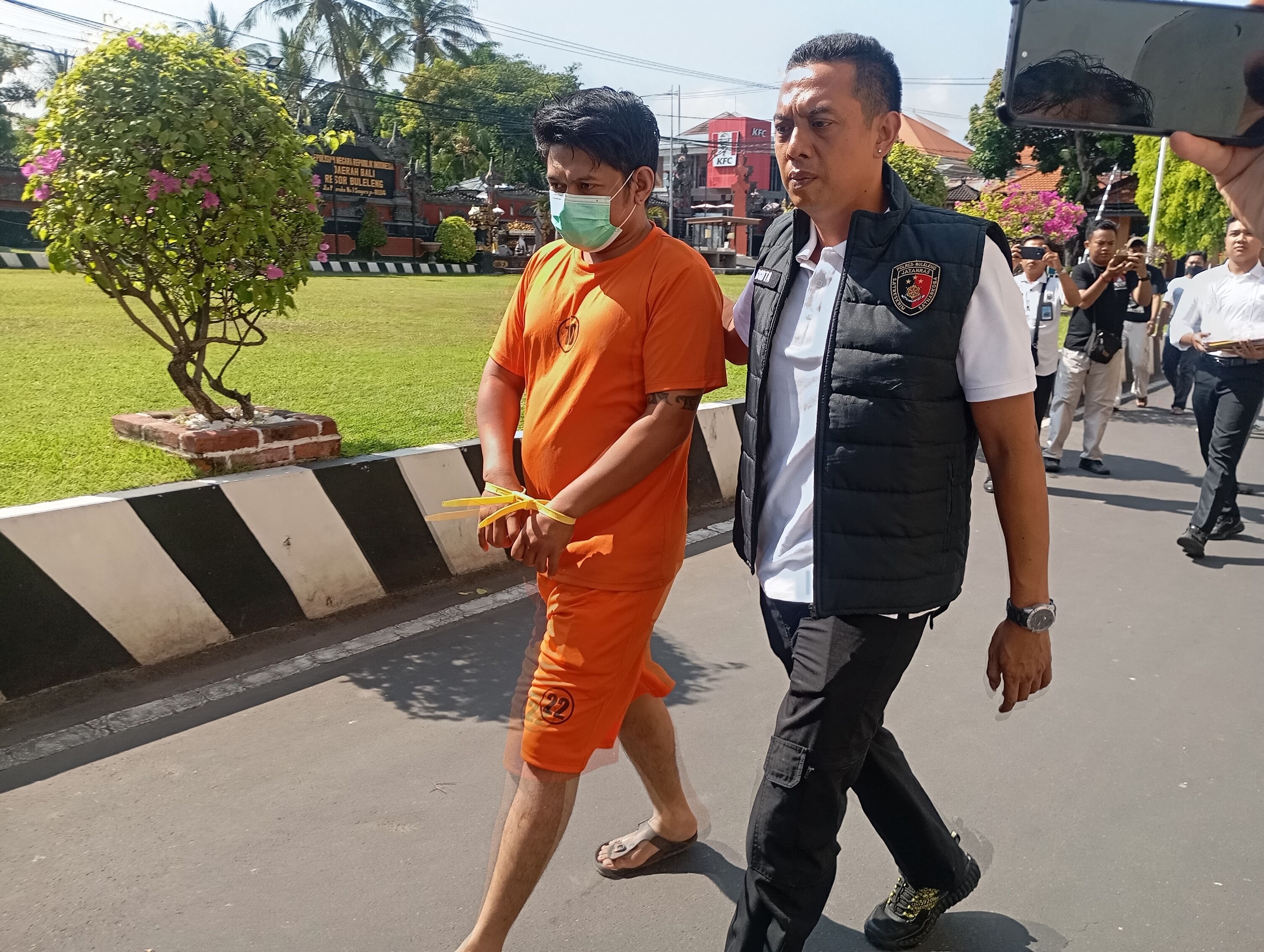 TERSANGKUT HUKUM: Residivis narkoba I Gede Satria Randi Irawan alias Kentung (baju oranye) dihukum 10 tahun penjara atas kasus kepemilikan narkoba.
