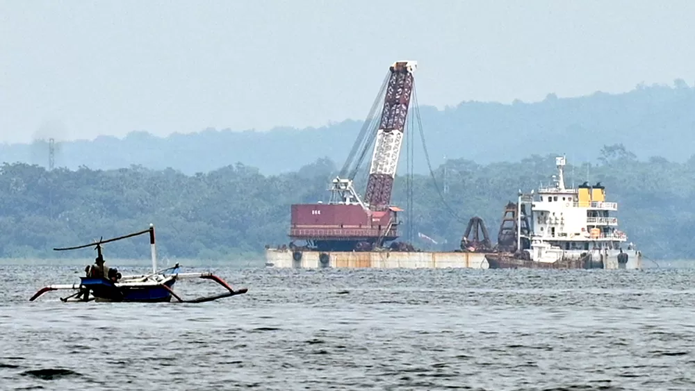 ANGKAT BANGKAI KAPAL: Proses pengangkatan bangkai kapal KMP Tunu Pratama Jaya yang tenggelam di selat Bali beberapa waktu lalu. Pengangkatan dilakukan kapal crane BC Pioner 88.