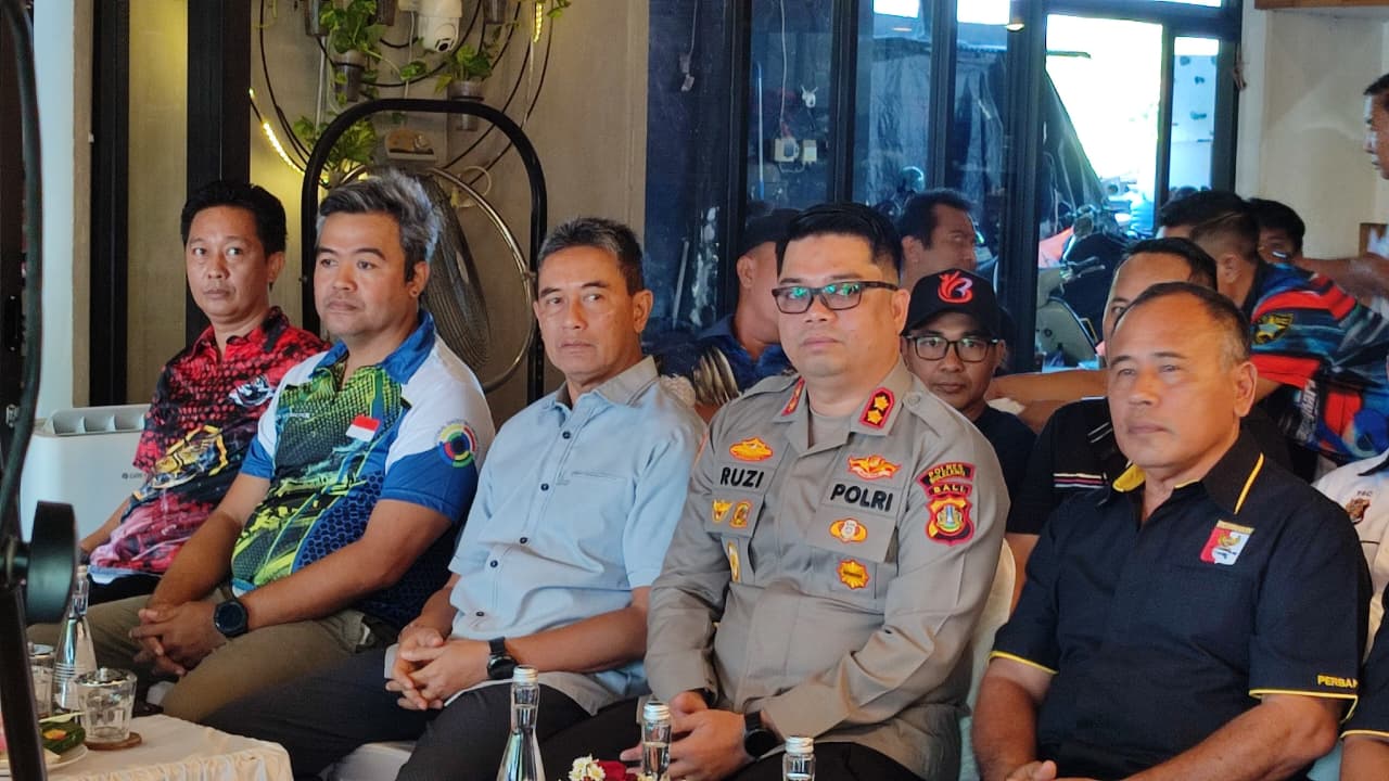 JANJIKAN FASILITAS: Ketua Umum KONI Buleleng, Gede Supriatna (tengah) saat menghadiri Muskab Perbakin Buleleng. Ia menjanjikan fasilitas lapangan tembak bagi cabor menembak.