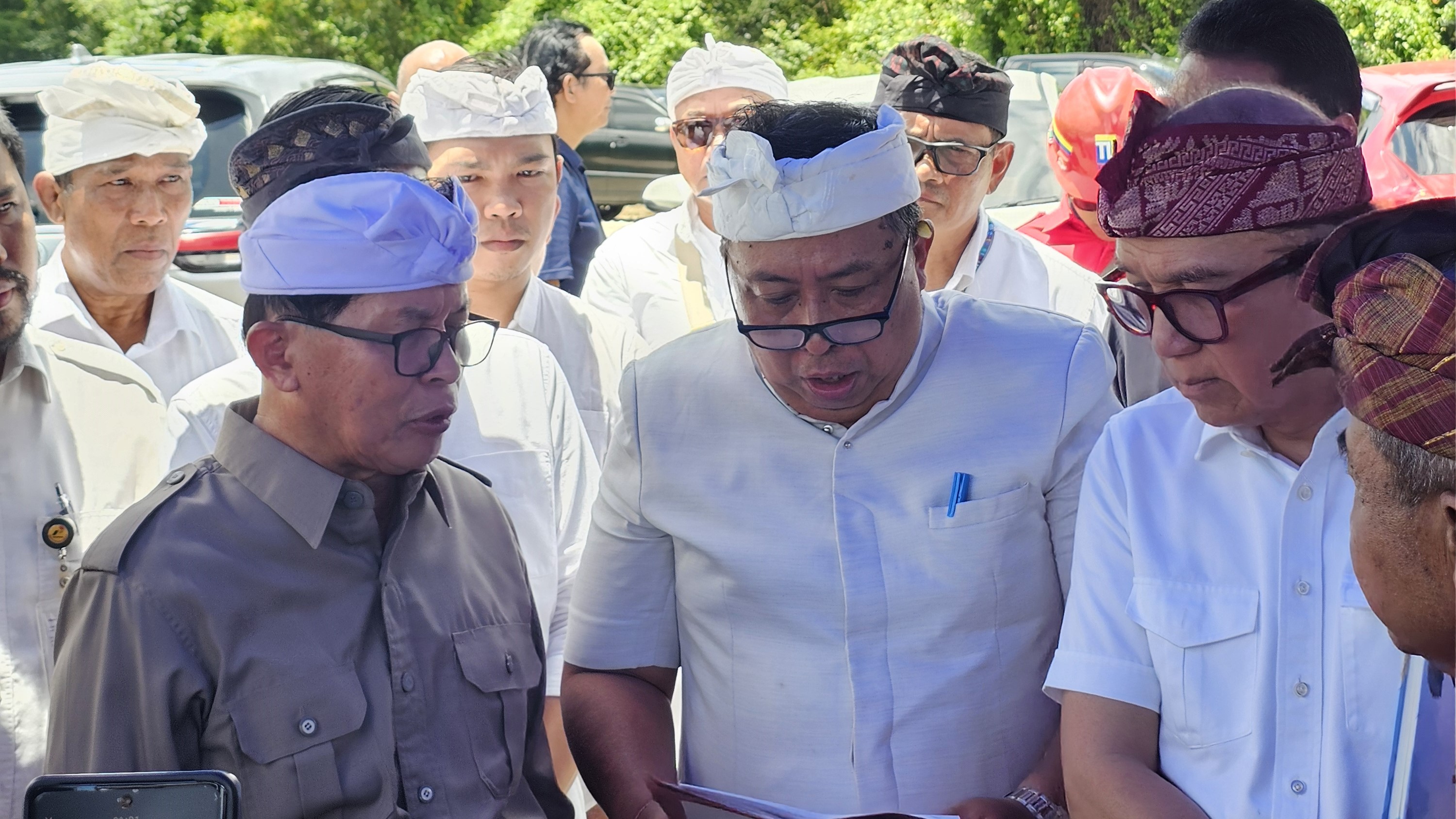 CEK KAWASAN: Ketua Pansus TRAP DPRD Bali, I Made Supartha (paling kiri) saat mendatangi KEK Kura-Kura Bali di Serangan.