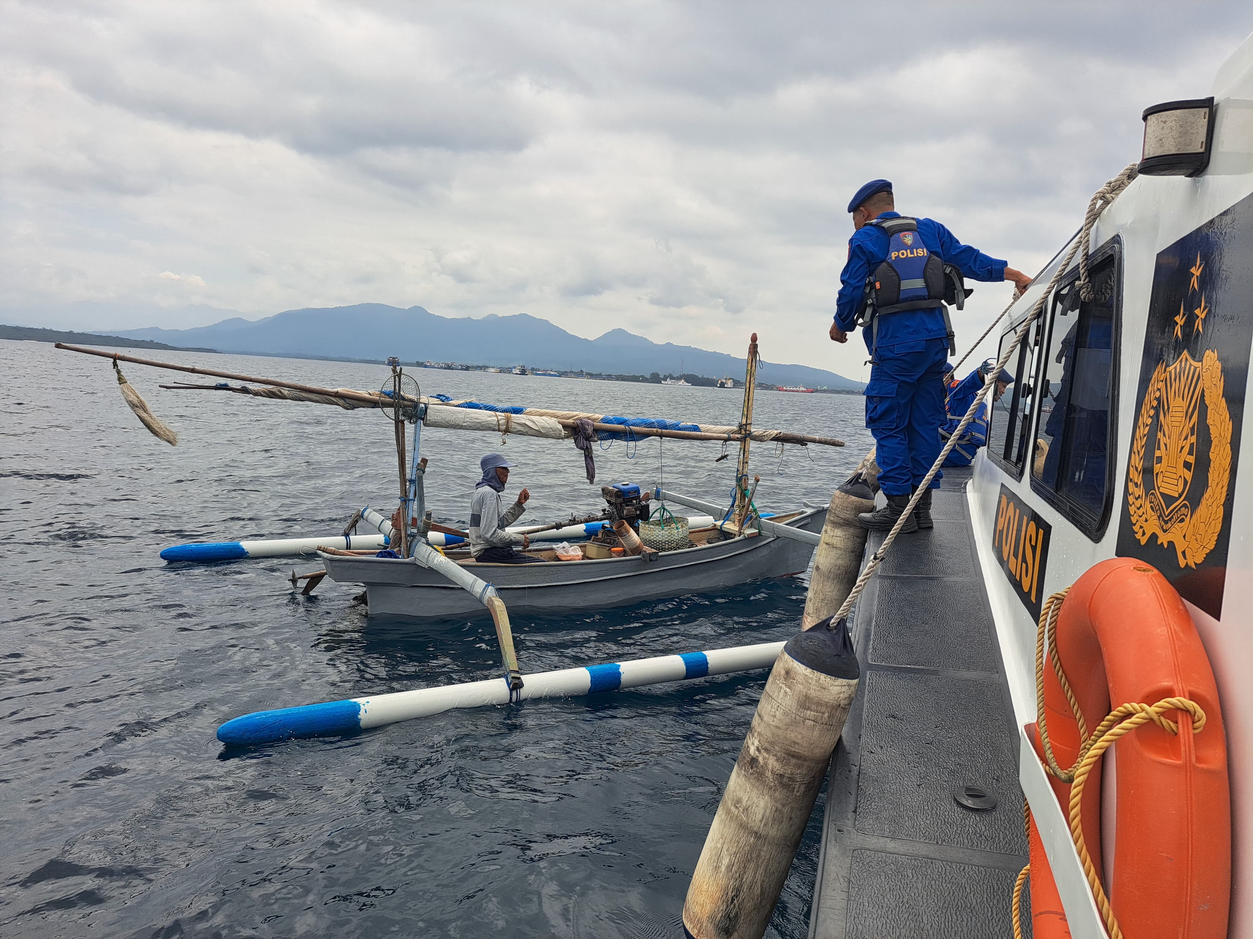 PATROLI: Polair Polres Jembrana melakukan patroli di perairan Selat Bali. Patroli semakin intensif saat proses pengangkatan bangkai KMP Tunu Pratama Jaya.