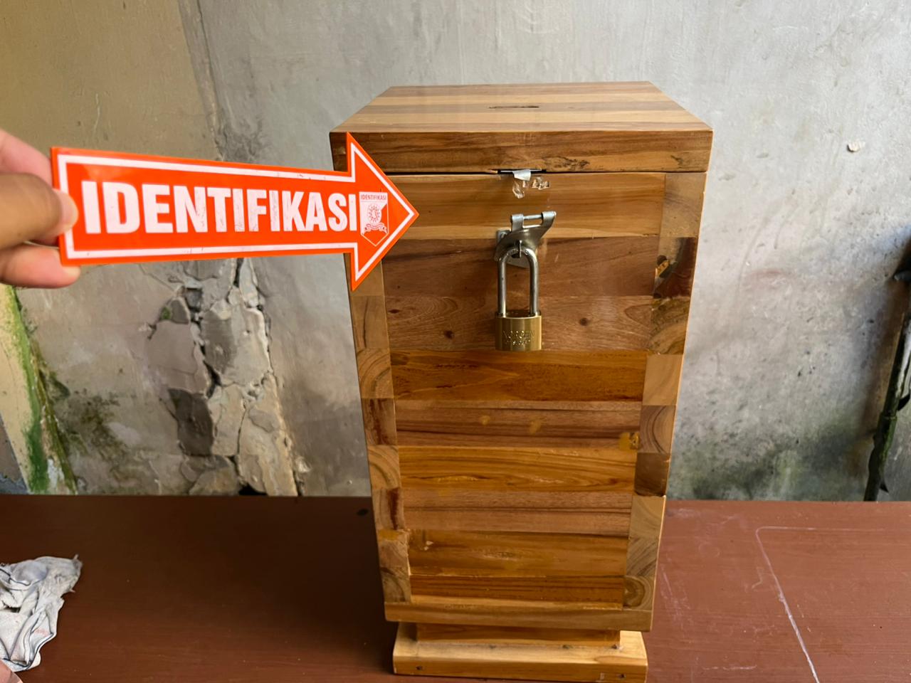 DICURI: Kotak amal di Mushola Al-Hidayah Klungkung yang dicuri maling.