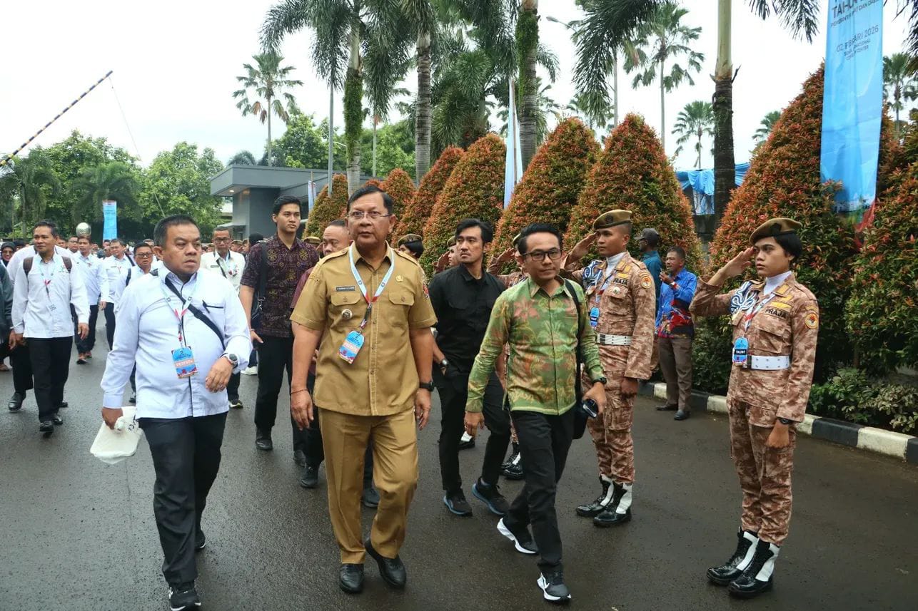 RAPAT KOORDINASI: Bupati Buleleng, I Nyoman Sutjidra (dua dari kiri).