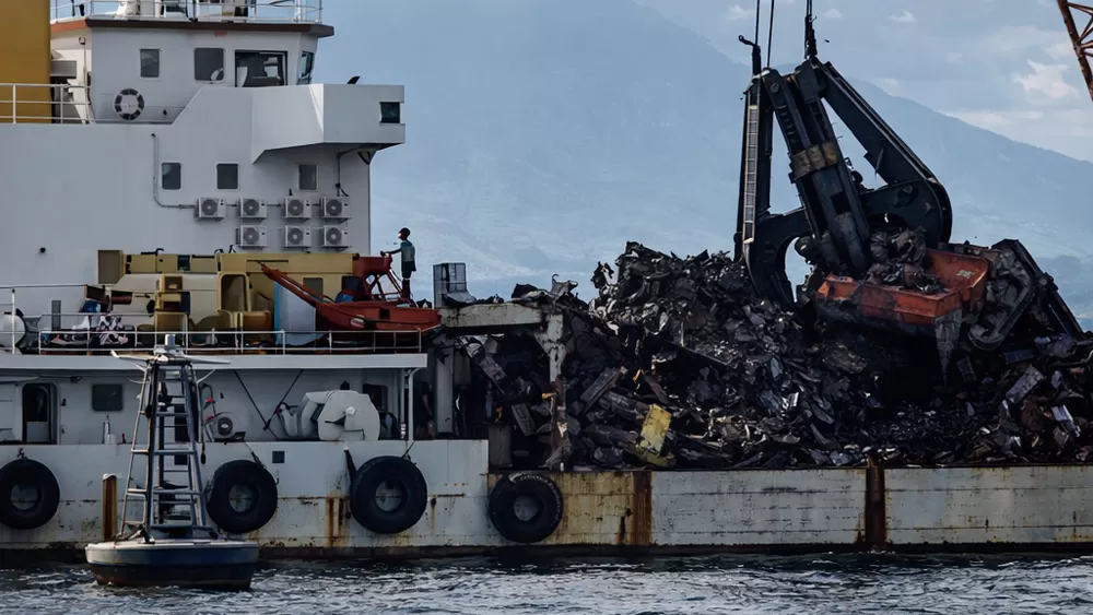 ANGKAT BANGKAI KAPAL: Crane Bass dari kapal BC Pioner 88 mengangkat tiga truk muatan KMP Tunu Pratama Jaya yang sudah dalam kondisi rusak.
